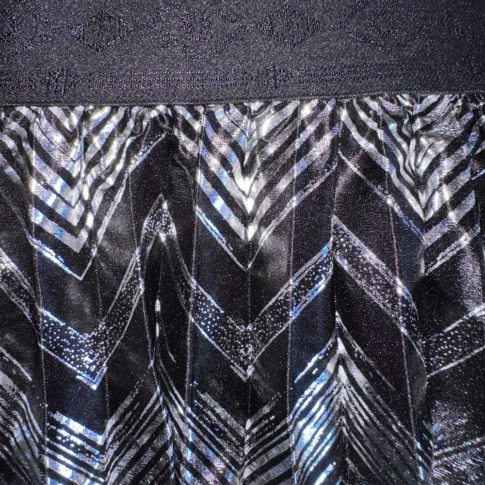 Lularoe XL black & silver chevron‎ print Jill pleated midi skirt. . Black band